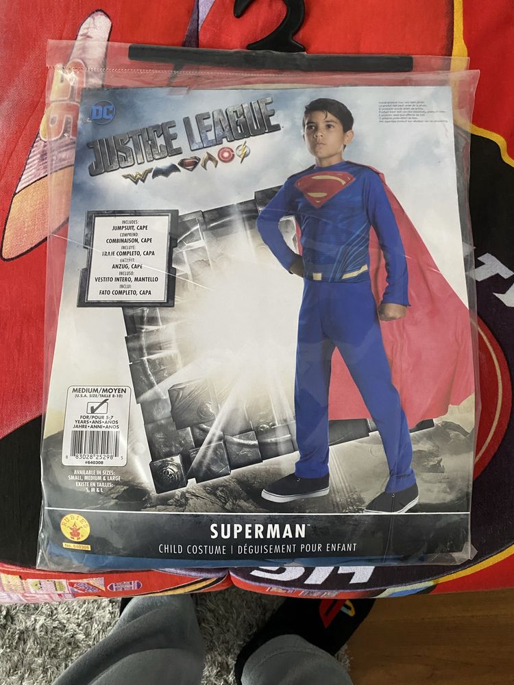 Vendo fato carnaval Super-Homem para criança