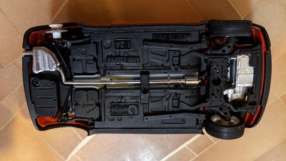 Продам модель машины Bmw Mini Cooper от Bburago,под реставрацию.