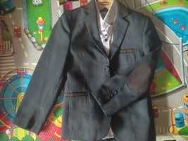 Костюм (пиджак, рубашка, жилетка, брюки)для мальчика 7 лет,122 см