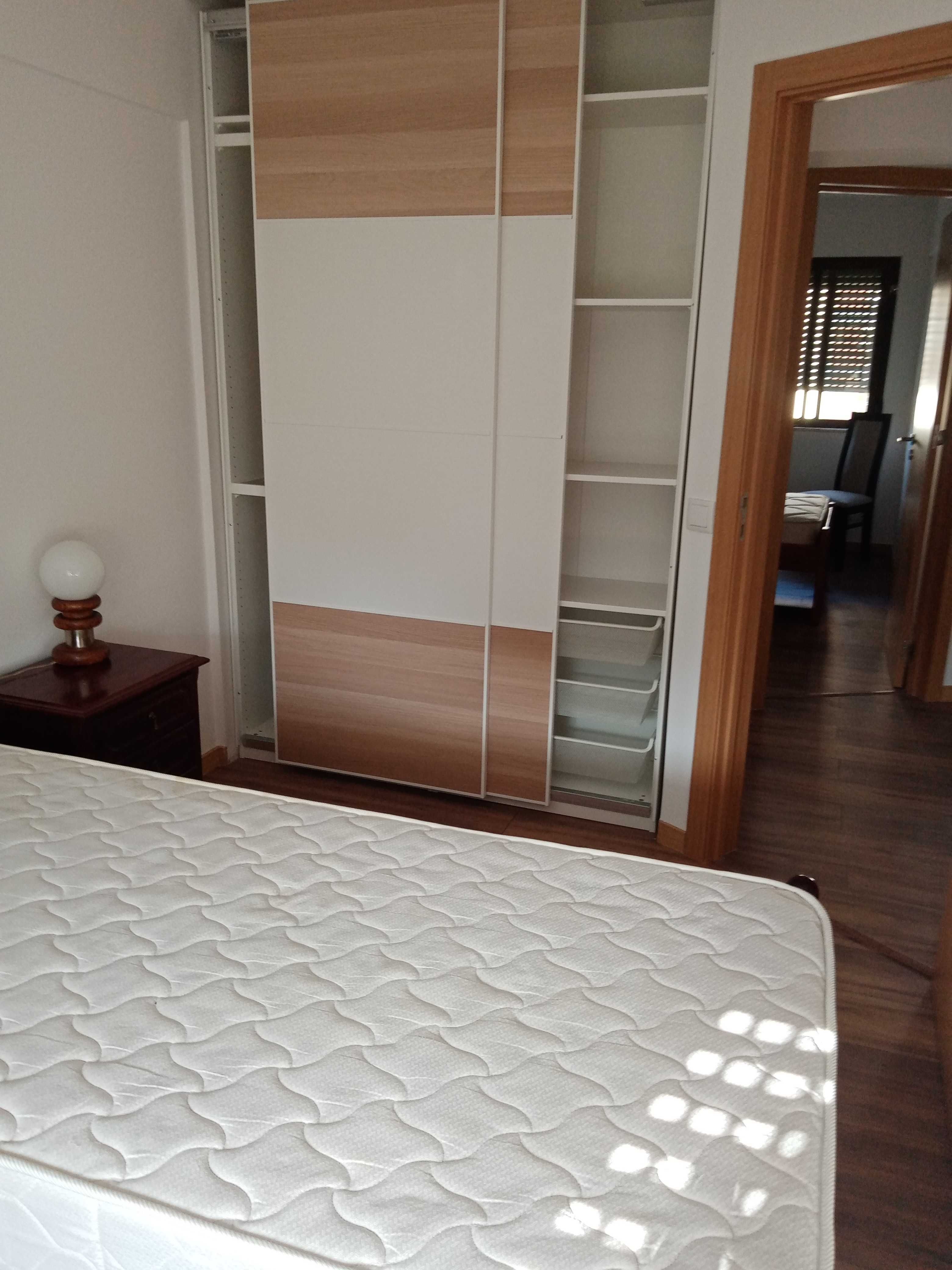 Alugo quarto em apartamento com 2