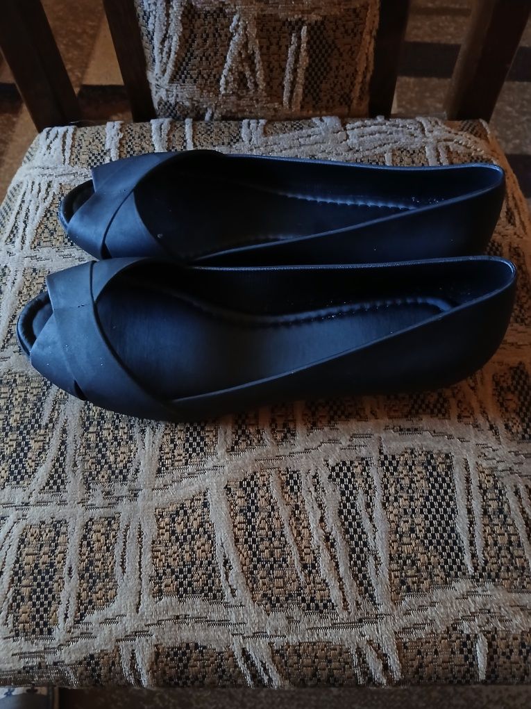 Buty na lekkiej koturnie