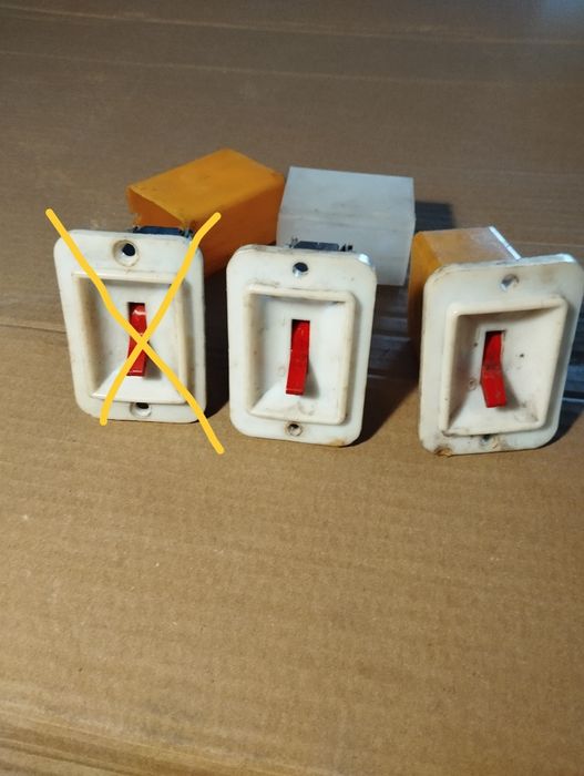 Stare wyłączniki dźwigniowe PRL frania