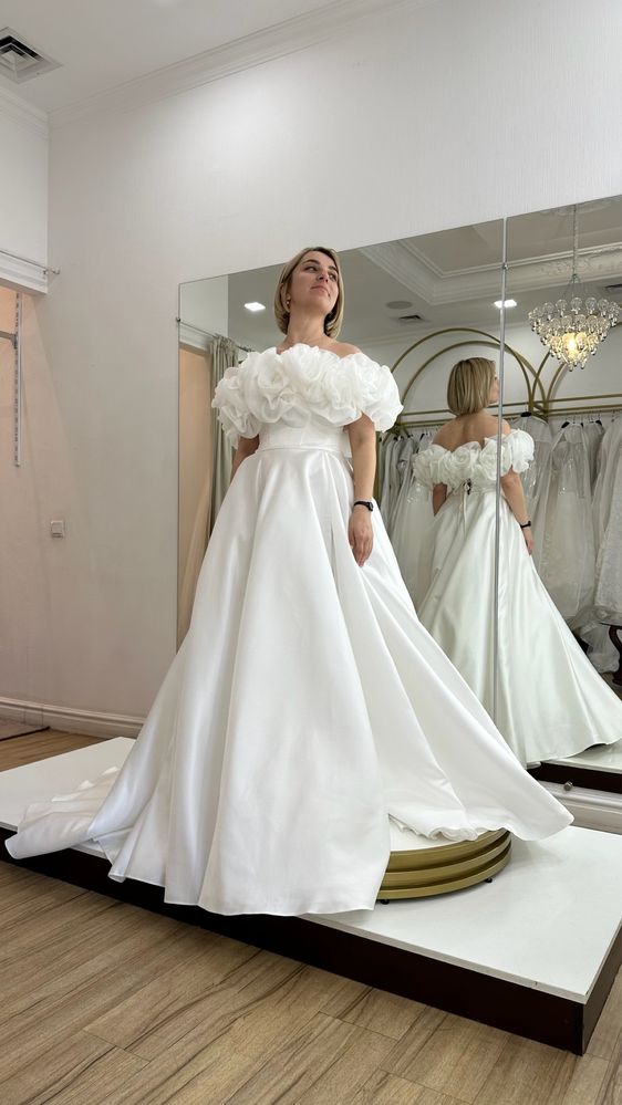 Атласна весільна сукня
