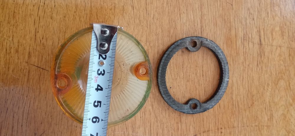 Скло (жовте) поворотника.