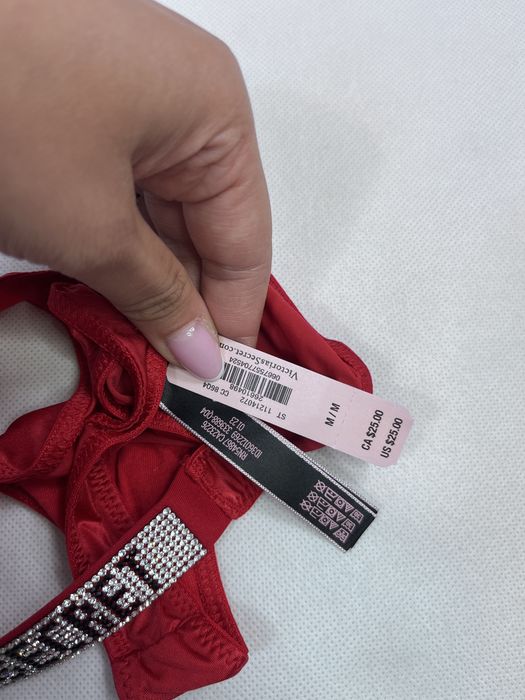 Czerwone majtki stringi z kryształkami Victoria’s Secret rozmiar M
