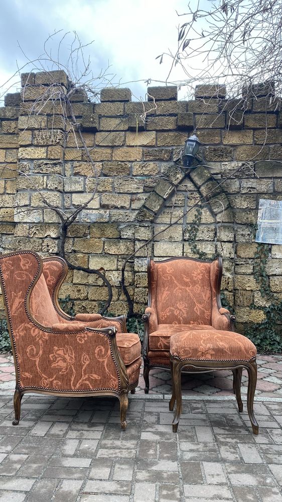 Кресла вольтеровские и пуф, резное дерево, цена за кресло, из Европы