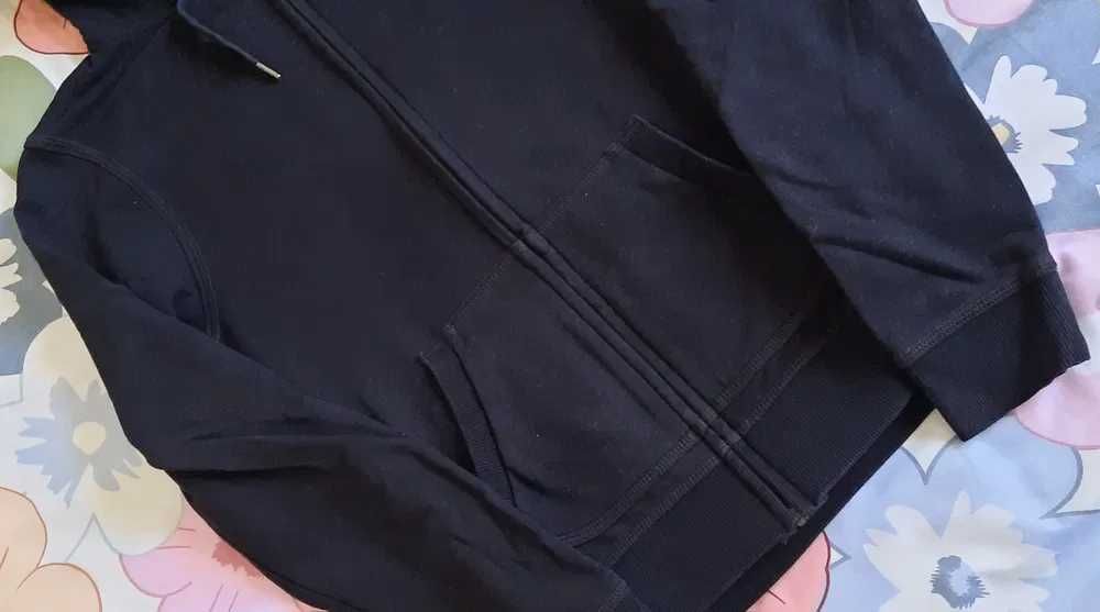 Bluza czarna rozpinana z kapturem.