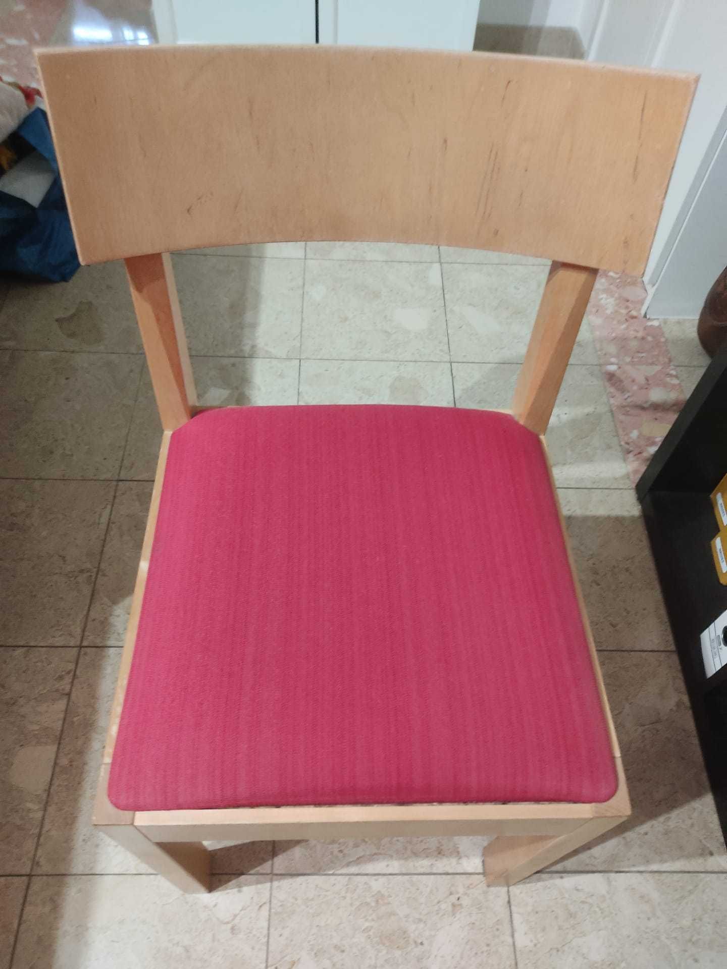 PARA DESOCUPAR: Cadeira IKEA (estofo em tecido vermelho)