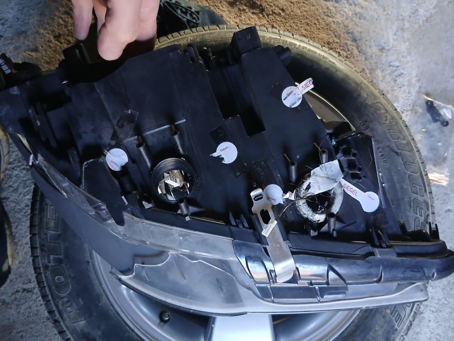 Lampa Przednia BMW F10 F11 Lewa Przedliftowa Uszkodzona