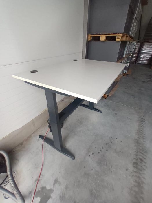 Biurko elektryczne z elektrycznie regulowanym blatem