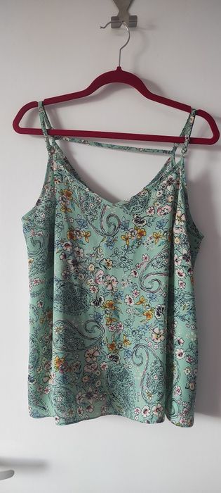 Zielony zwiewny top na szelkach w kwiaty