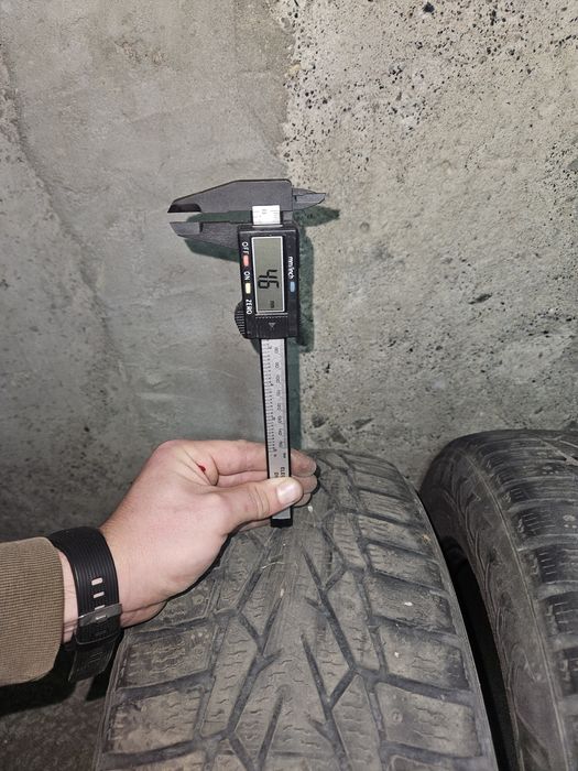 Резина зимова Nokian 215/65 r16