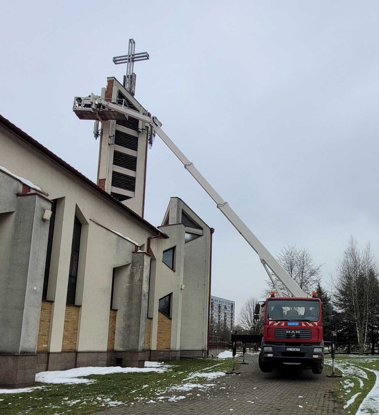 Wynajem podnośnik terenowy 4x4 zwyżki 27 35 37m wysięgnik 600kg usługi