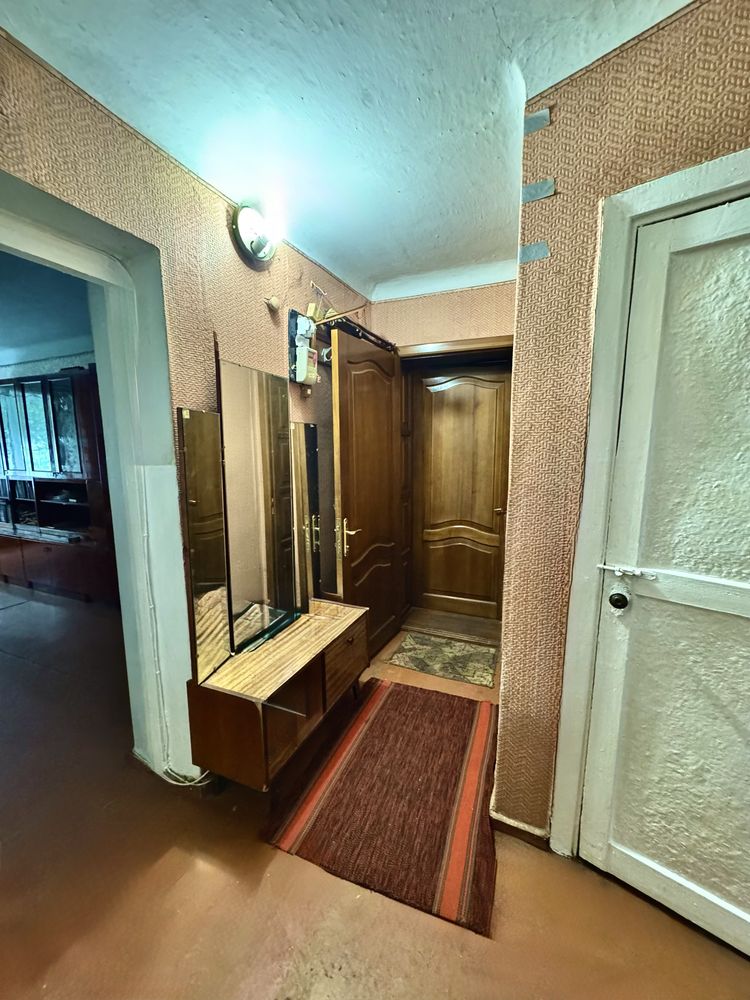 Продаж 3 х кім .кв . 1/5 + гараж в дворі, ідівідуальне опалення, центр
