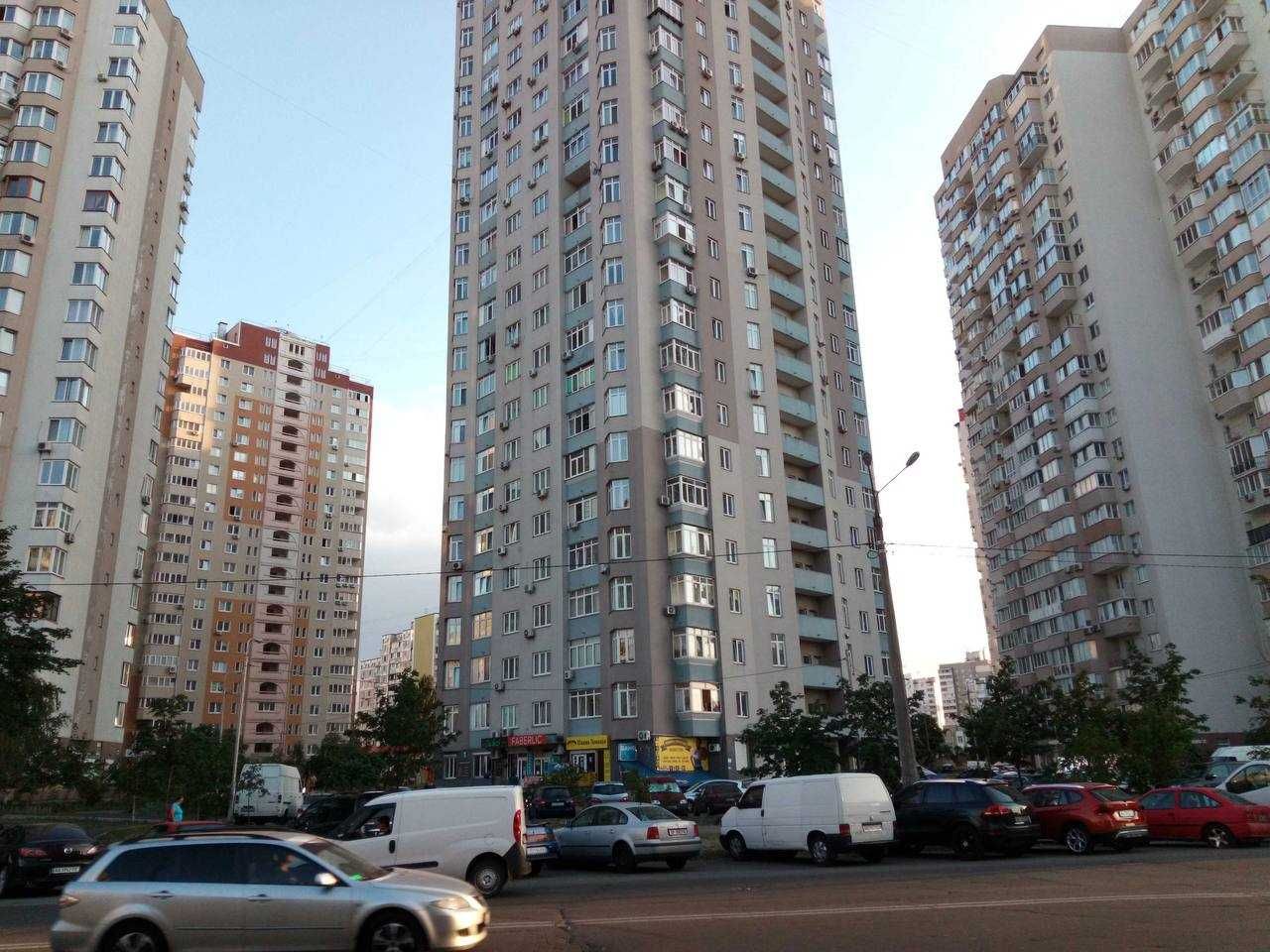 Деснянський р-н. Вул. Градинська, 1. ТРЦ Район