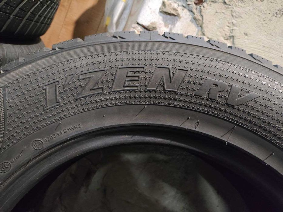 Шини резина зима 235/65 R17 Kumho I`Zen RV