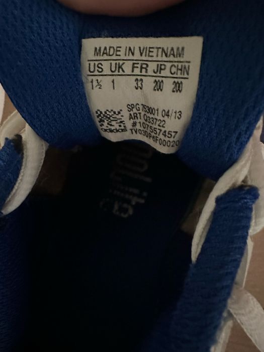 Кросівки Адідас.