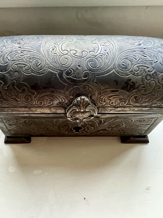 Arca guarda joias em prata trabalhada