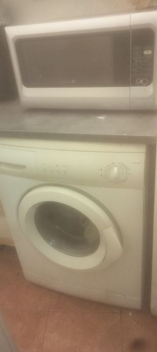 Máquina de lavar roupa e microondas