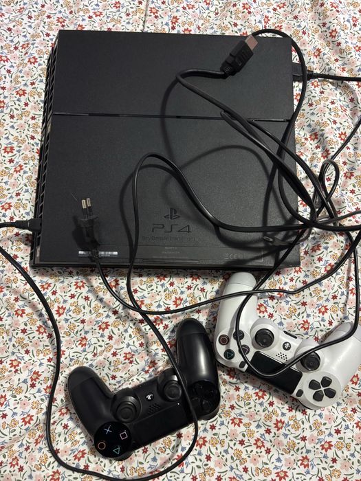 Playstation 4 com 2 comandos