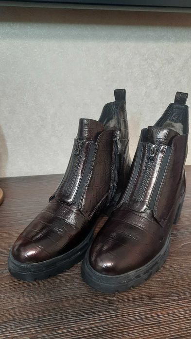 Жіноче зимове взуття, натуральна шкіра та хутро, 37 р