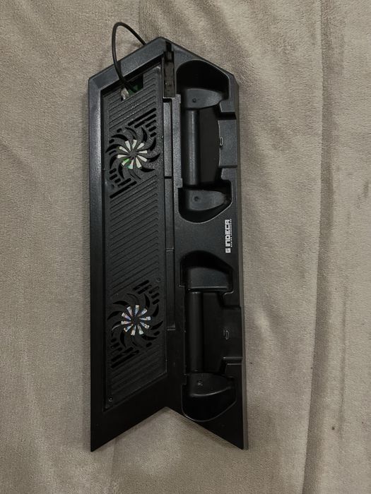 PS4, dois comandos e um suporte de PS4