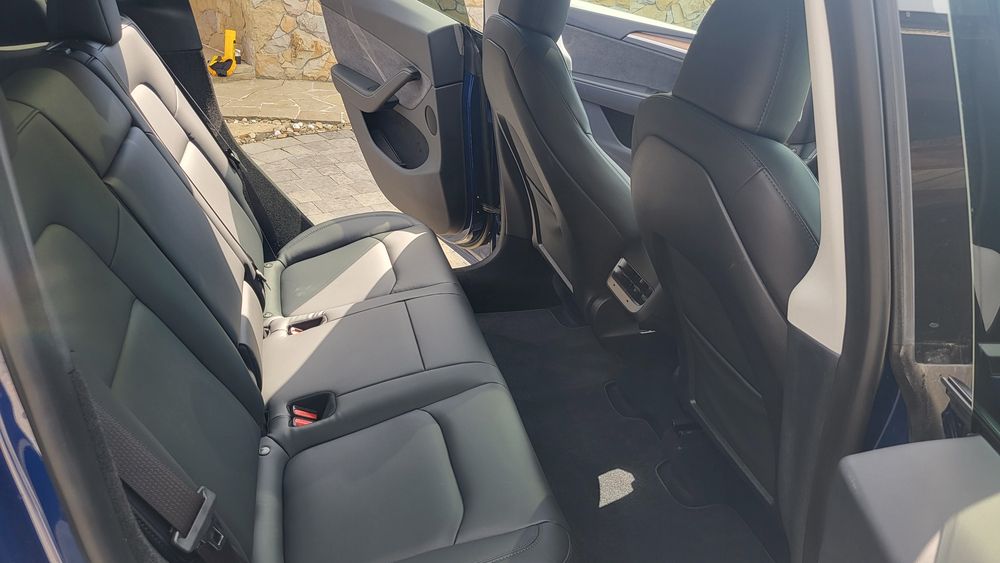 Чорний салон від Tesla Model Y 2023 обмін