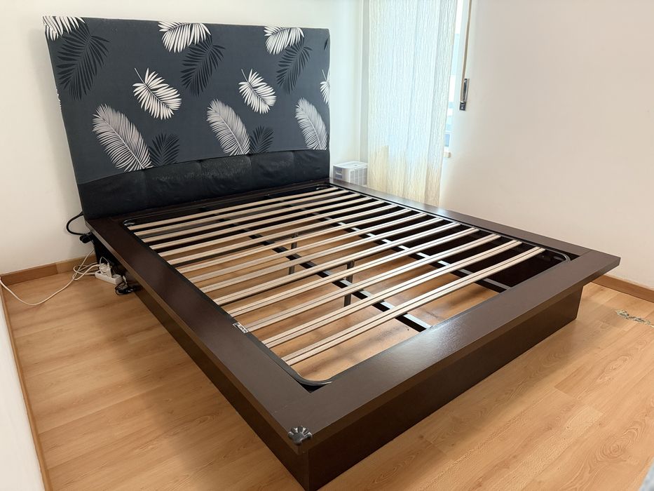 Cama (madeira maçiça) e estrado em excelentes condições