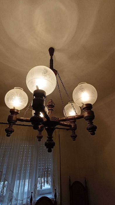 Candeeiro em madeira antiga muito bonito