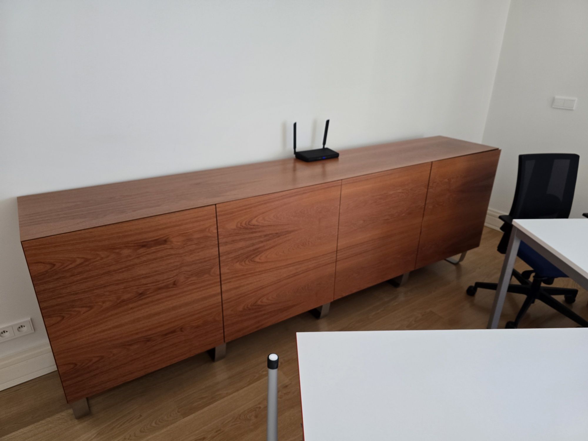 Komoda w kolorze pięknego naturalnego drewna