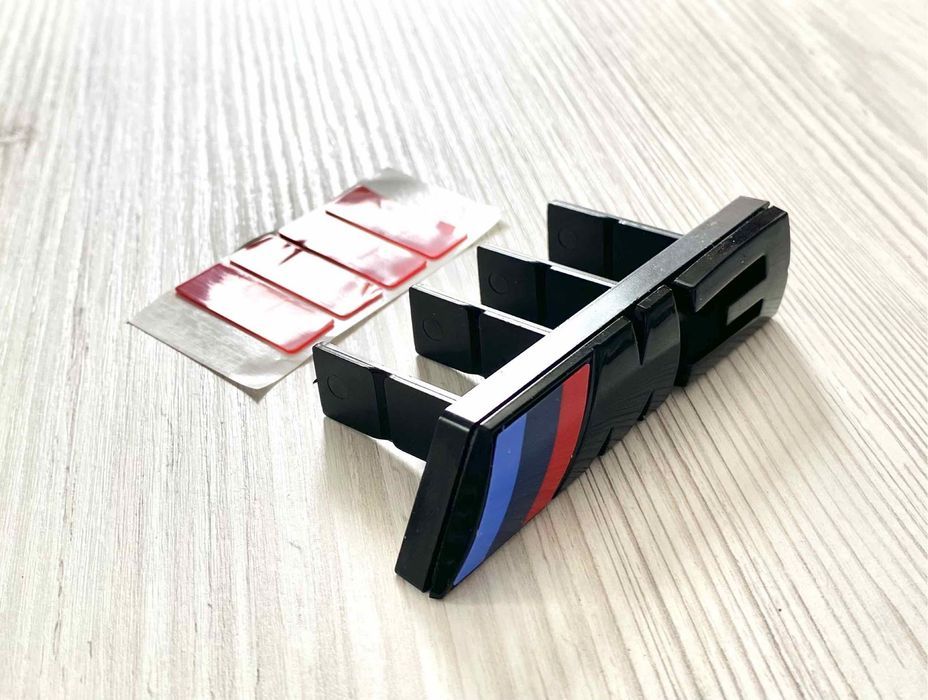 Емблема шильдик в решетку ноздри М3 М4 М5