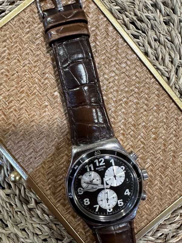 Relógio da Swatch com Mostrador em Preto e braçadeira em Couro