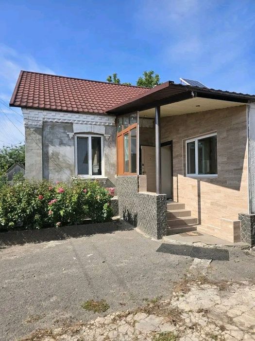 Продаж будинку в центрі смт Рокитне.  Розглядаємо сертифікати