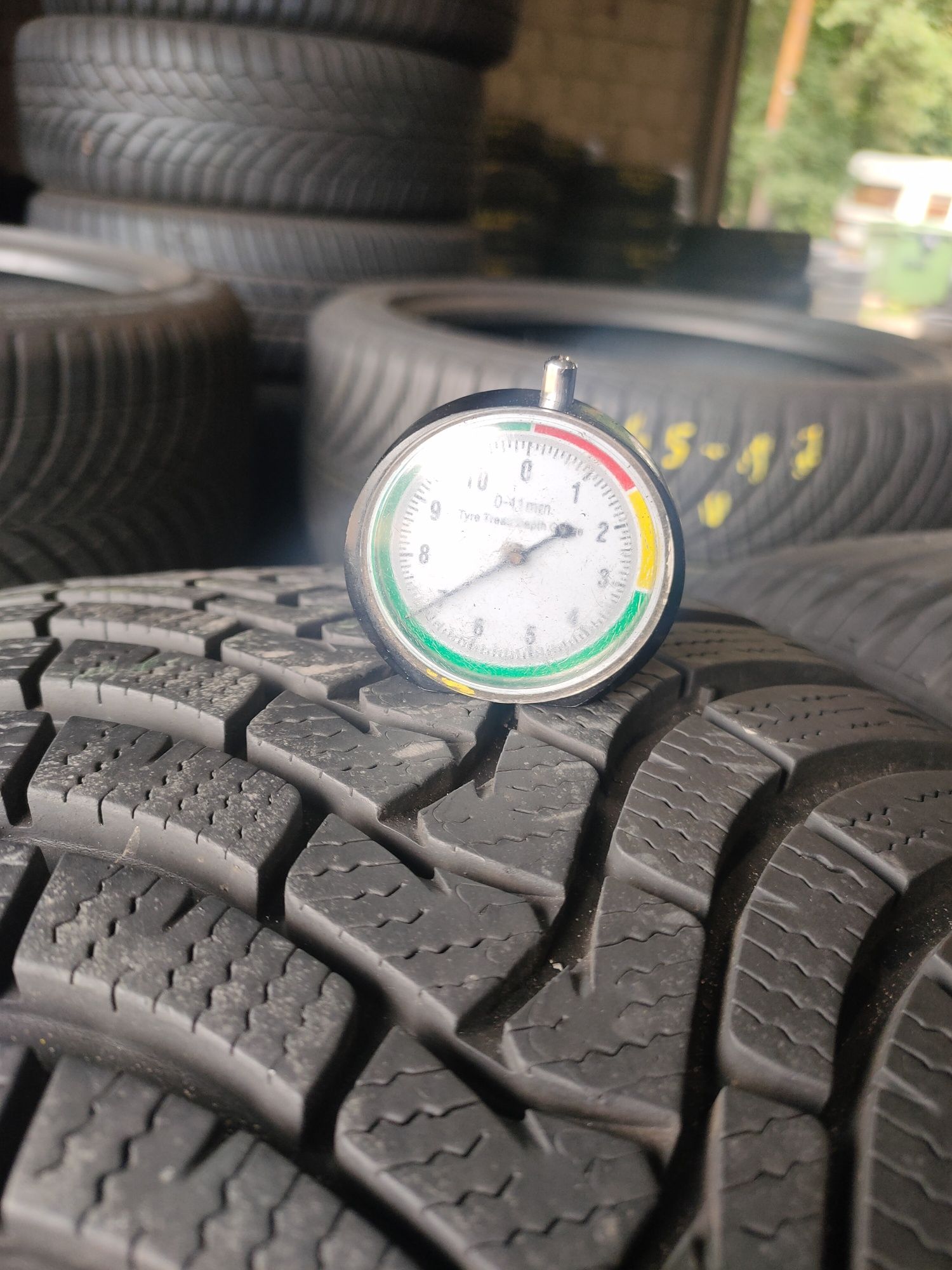 235/235r18 Falken EuroWinter HS01 z 2020r około 7mm
