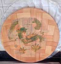 Pratos em bambu com logotipos chinês. Diâmetros 30 e 16 cm
