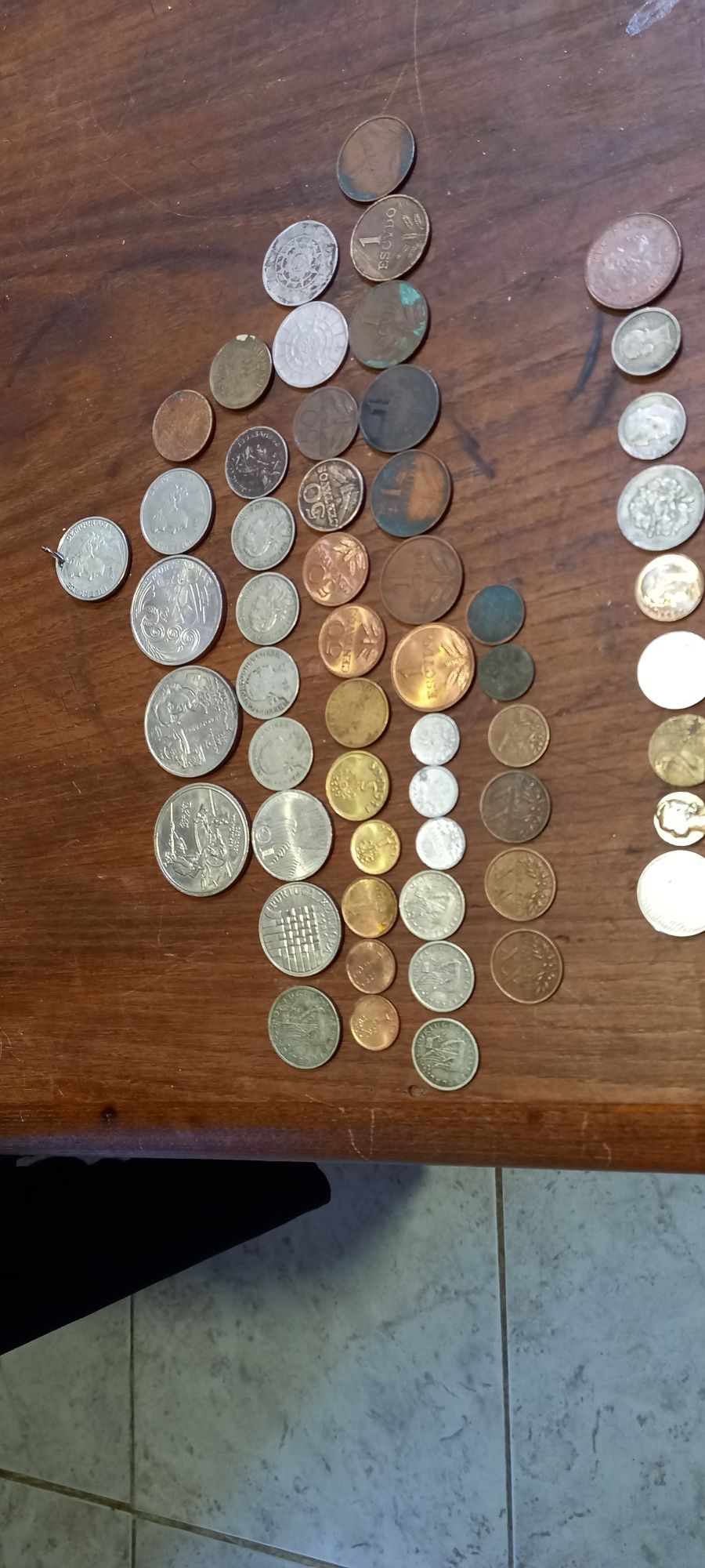 Vendo várias moedas portuguesas e outros paises