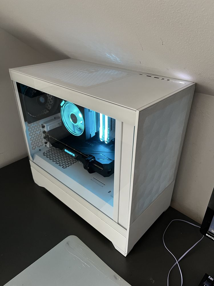 Biały komputer gamingowy rgb