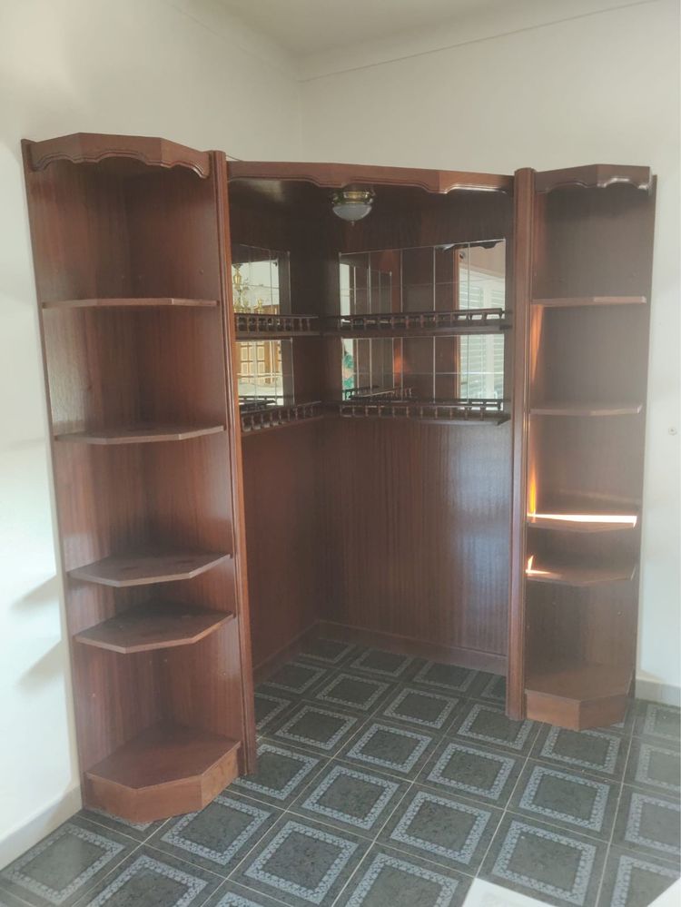 Bar completo com mesa central