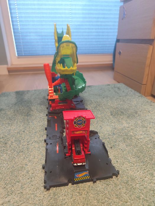 Hot Wheels City Dragon, atak Smoka na straż pożarną