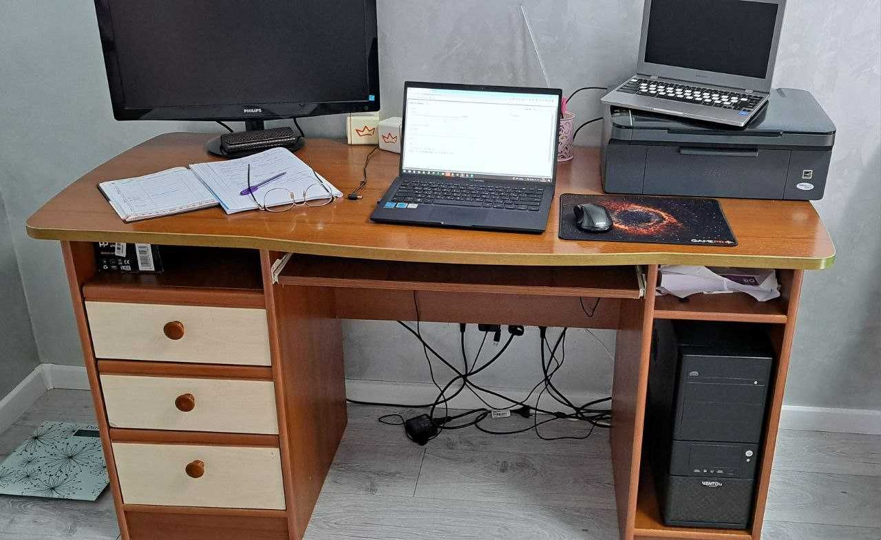 Комп'ютерний стіл