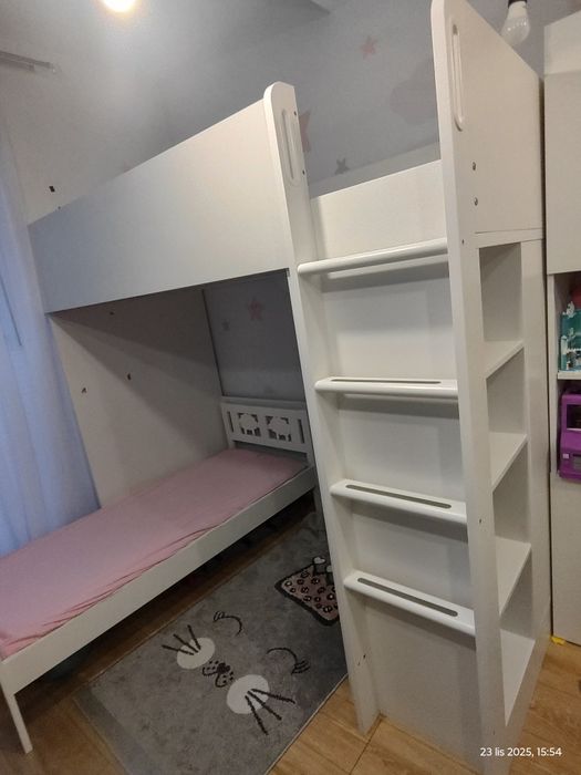 IKEA SMÅSTAD. Łóżko na antresoli, z biurkiem z 4 szufladami, 90x200 cm