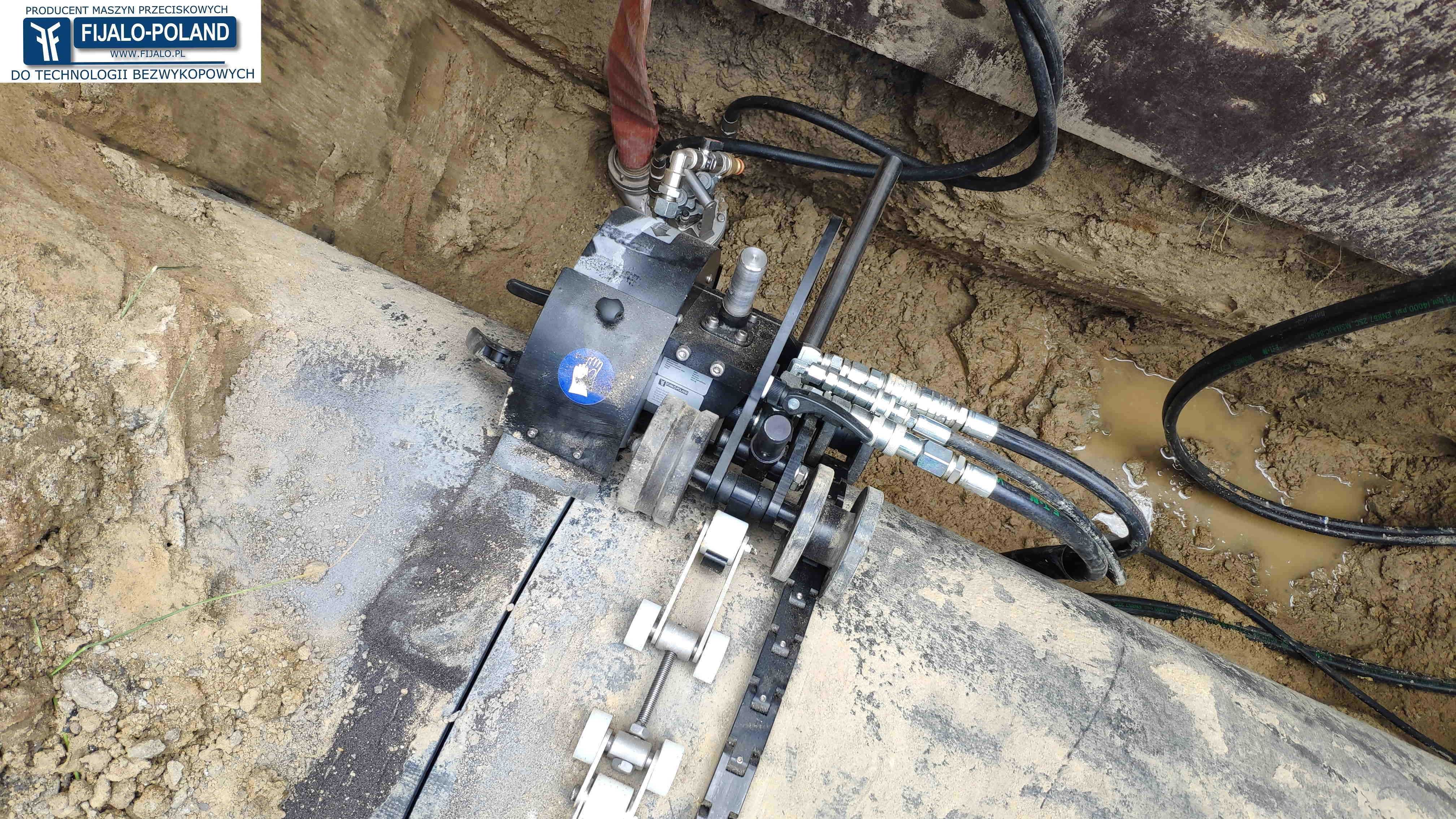 Hydrauliczna piła do cięcia rur po obwodzie.