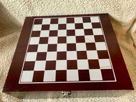 Скриня короб старий дерев"яний шаховою дошкою