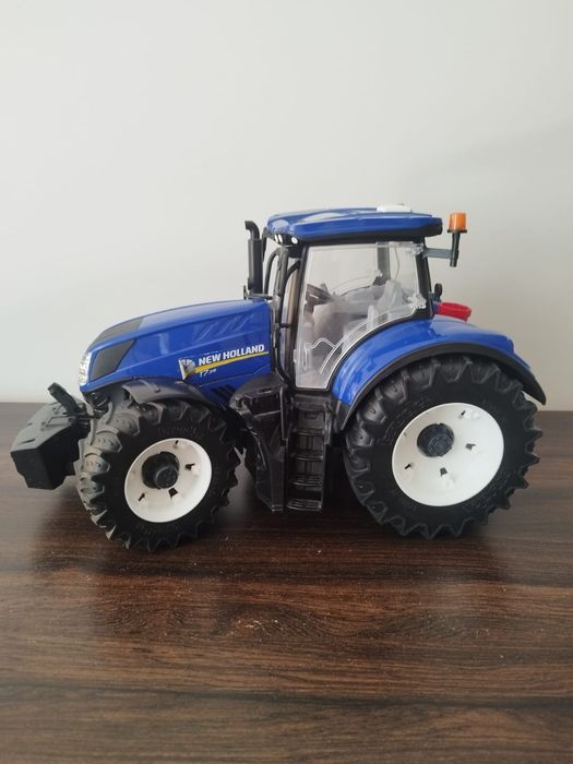 Traktor Bruder New Holland