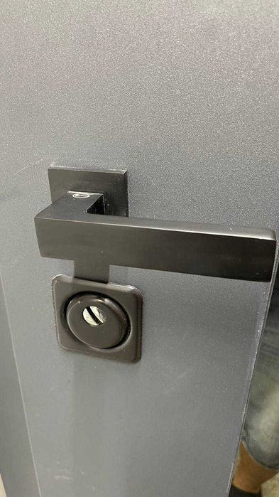 Якісні вхідні двері Abwehr 506 - RAL 7021T : в наявності