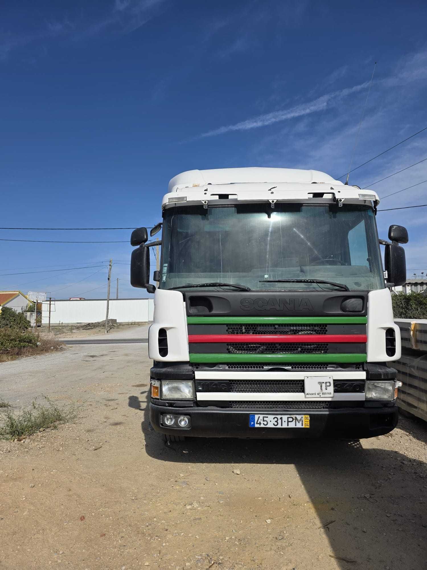 Carro com grua em bom estado