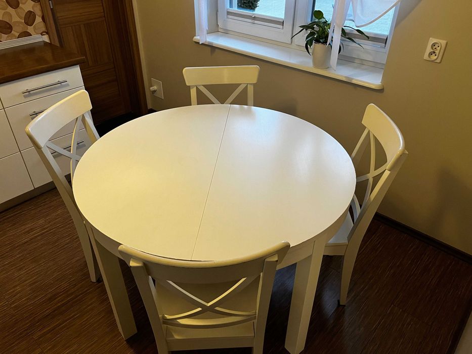 stół okrągły (rozkładany) + krzesła