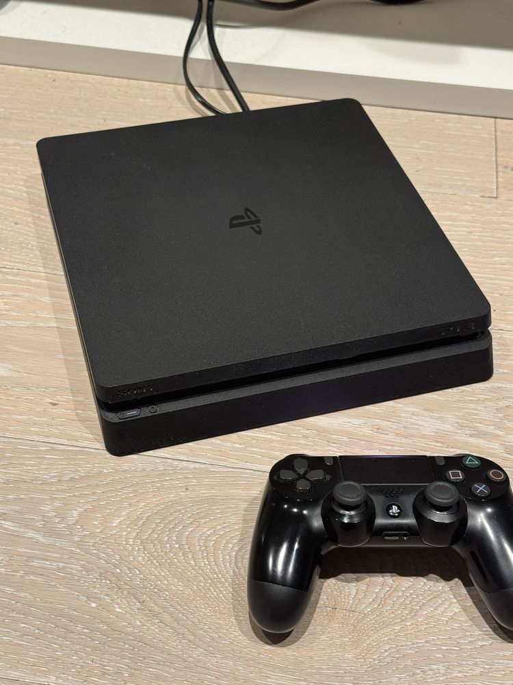 Konsola PS4 slim jak nowa