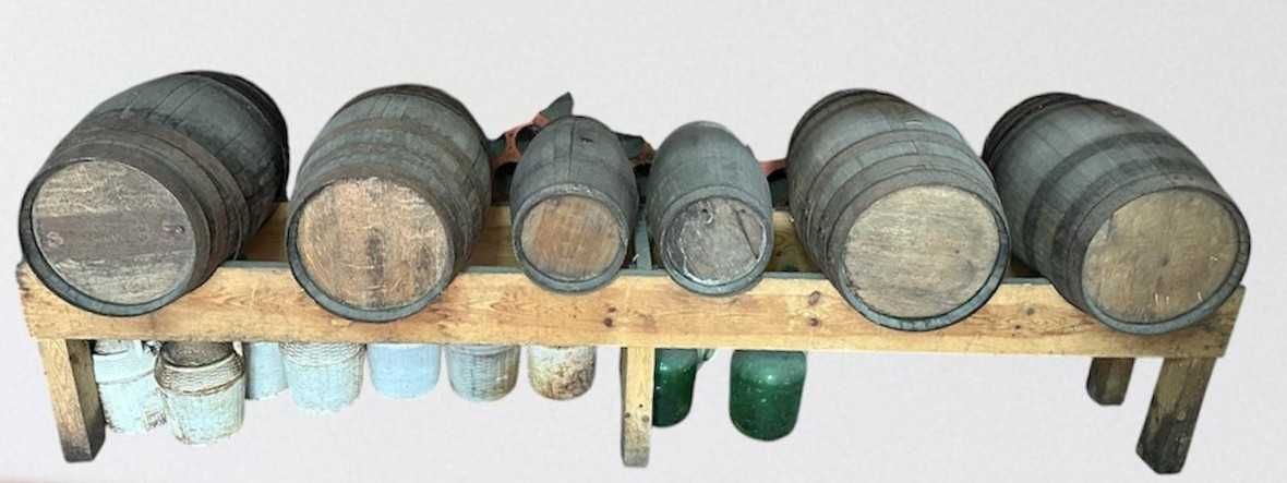 Antiguidades barris de adega sobre suporte, pipas