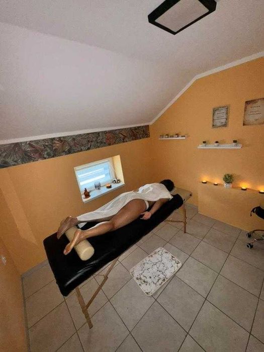 Masaże relaksacyjne oraz zabiegi pielęgnacyjne.